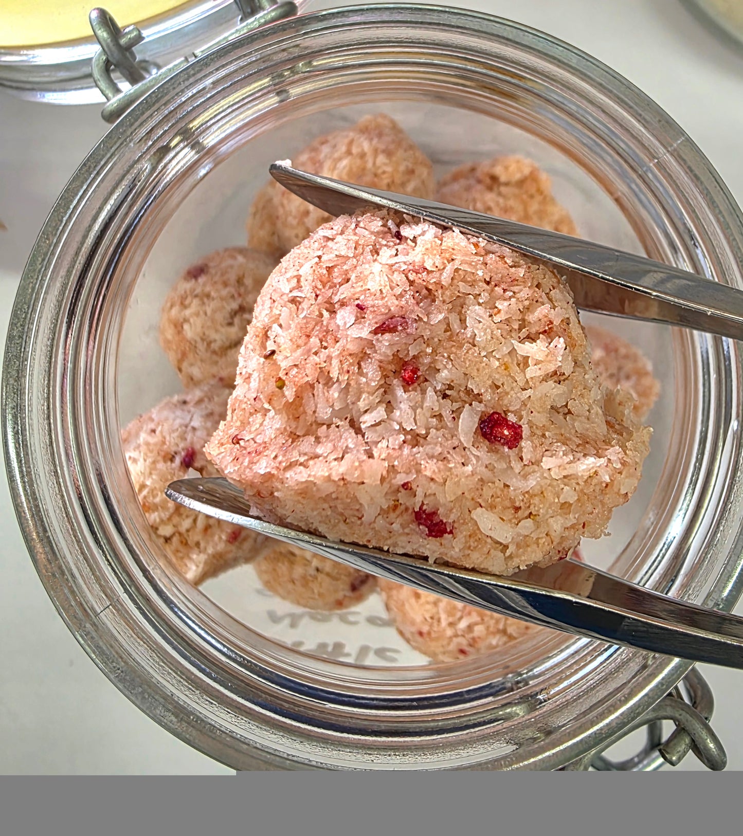 Little Bird Good Macaroon - Strawberry + White Cacao